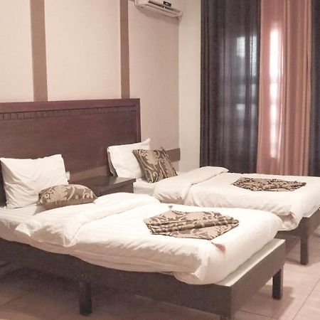 Al Fawanes Hotel Apartments Amman Buitenkant foto
