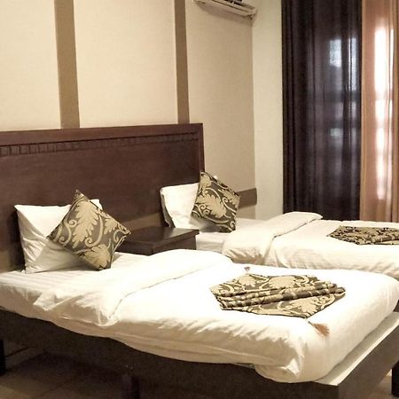 Al Fawanes Hotel Apartments Amman Buitenkant foto