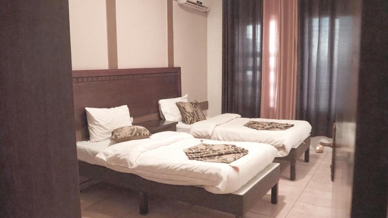 Al Fawanes Hotel Apartments Amman Buitenkant foto
