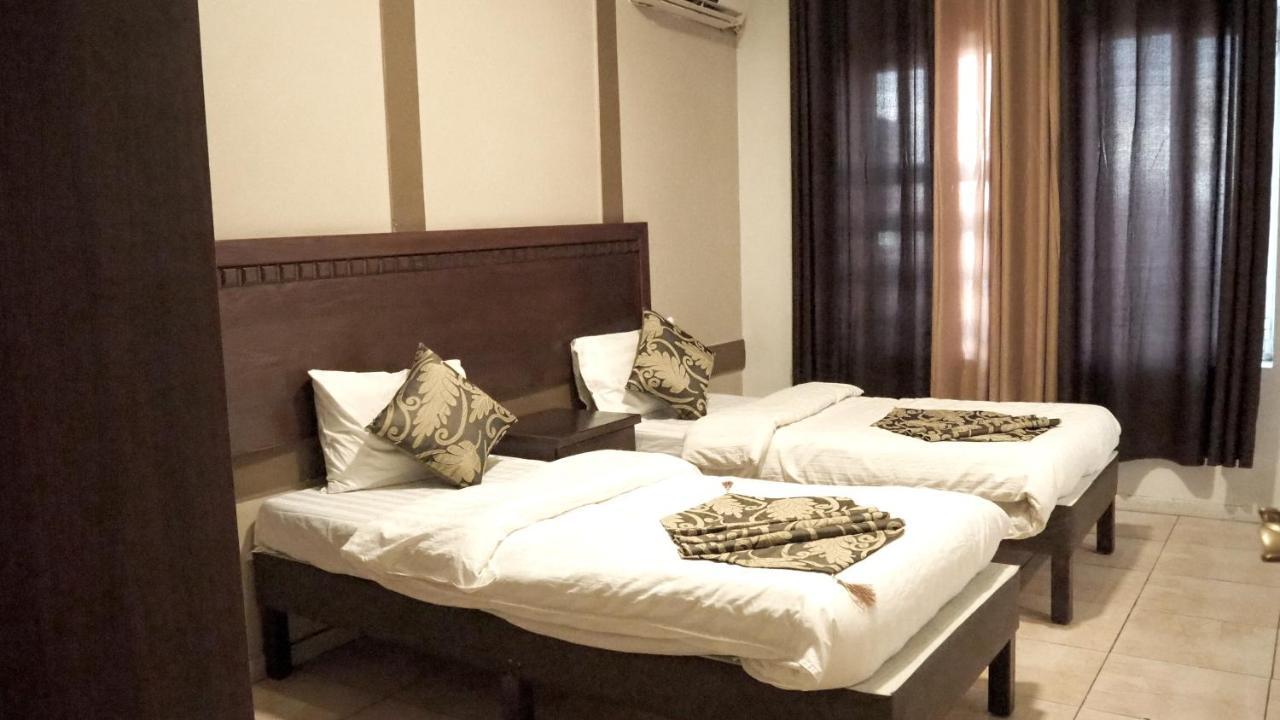Al Fawanes Hotel Apartments Amman Buitenkant foto