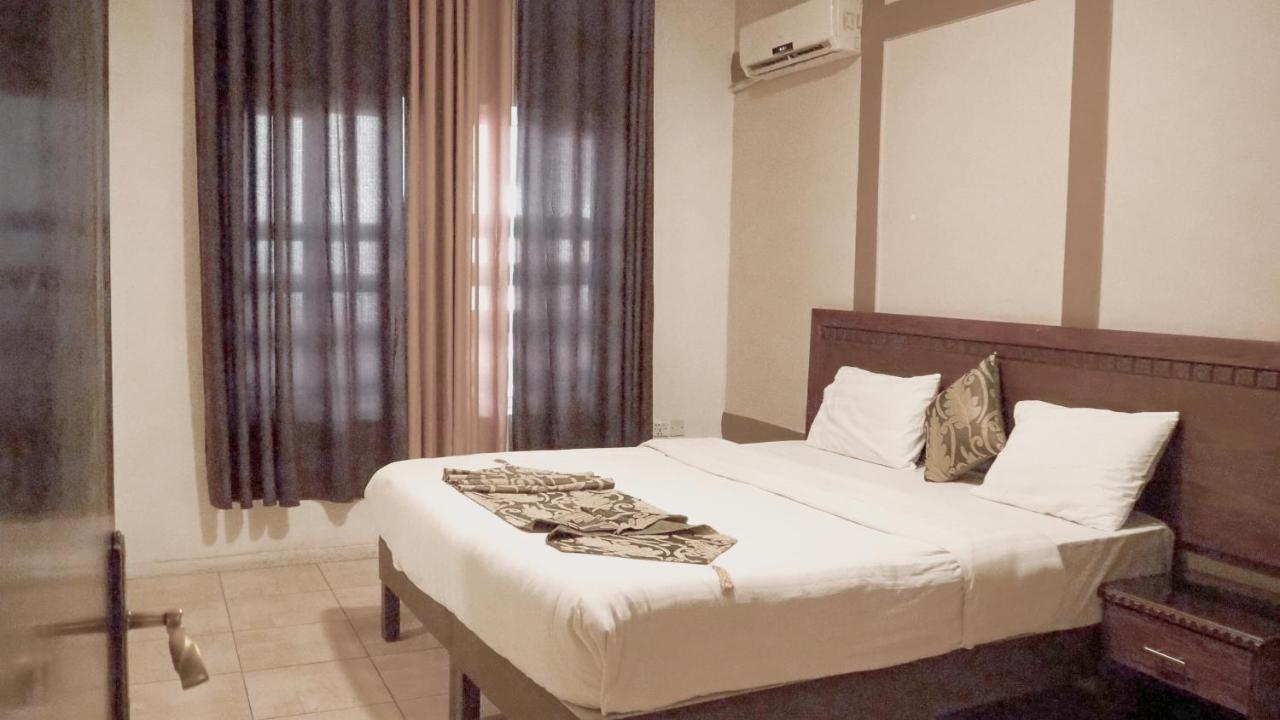 Al Fawanes Hotel Apartments Amman Buitenkant foto