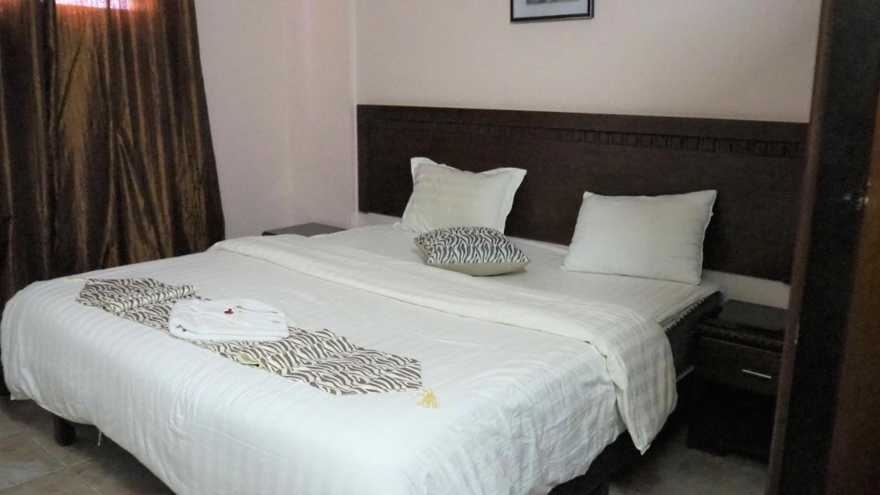 Al Fawanes Hotel Apartments Amman Buitenkant foto