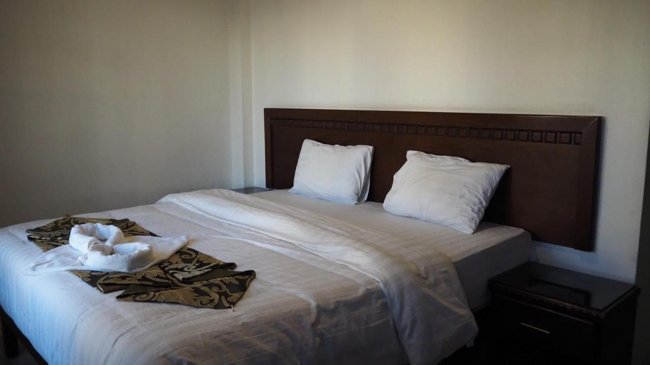 Al Fawanes Hotel Apartments Amman Buitenkant foto