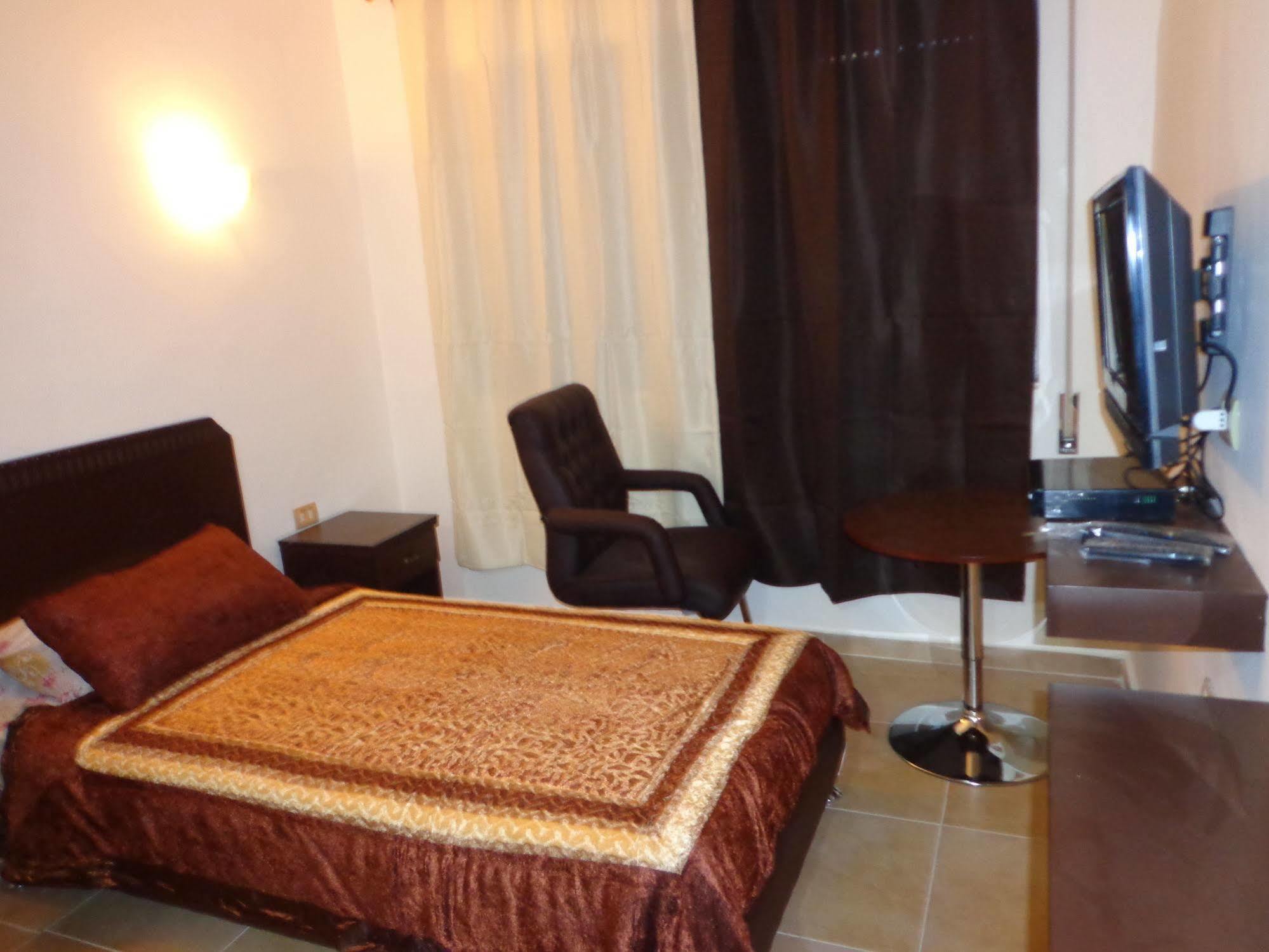 Al Fawanes Hotel Apartments Amman Buitenkant foto