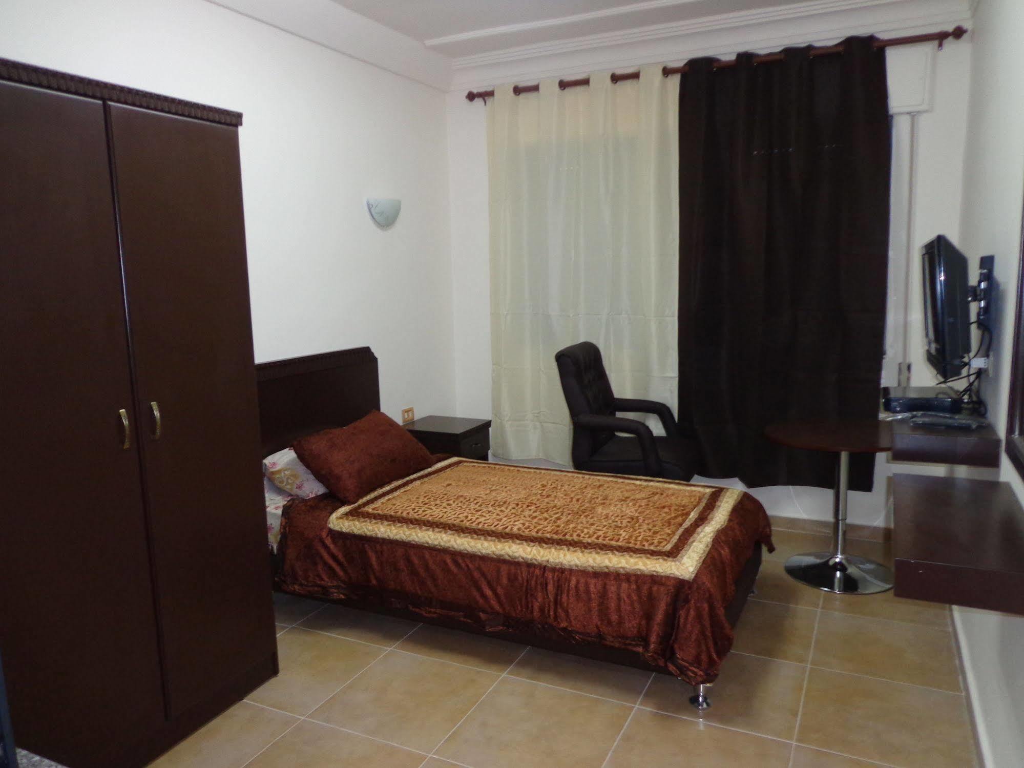 Al Fawanes Hotel Apartments Amman Buitenkant foto