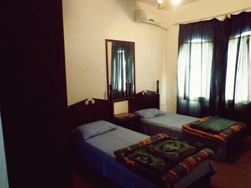 Al Fawanes Hotel Apartments Amman Buitenkant foto